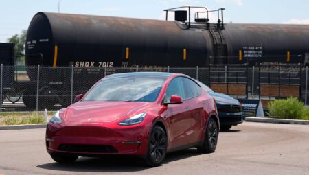 Tesla, Kendi Kendine Giden Araçlarını Bu Yıl Piyasaya Sürüyor