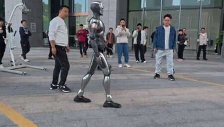 Çin’in İnsansı Robotu, Caddede İnsan Gibi Yürüyor!